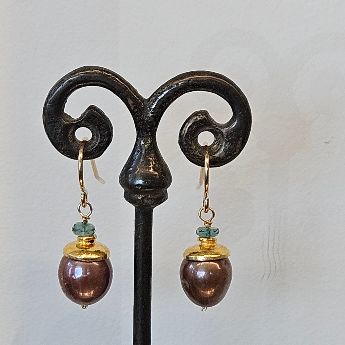 Golden earrings in bronze and copper, handcrafted by Antiqua Jewelry