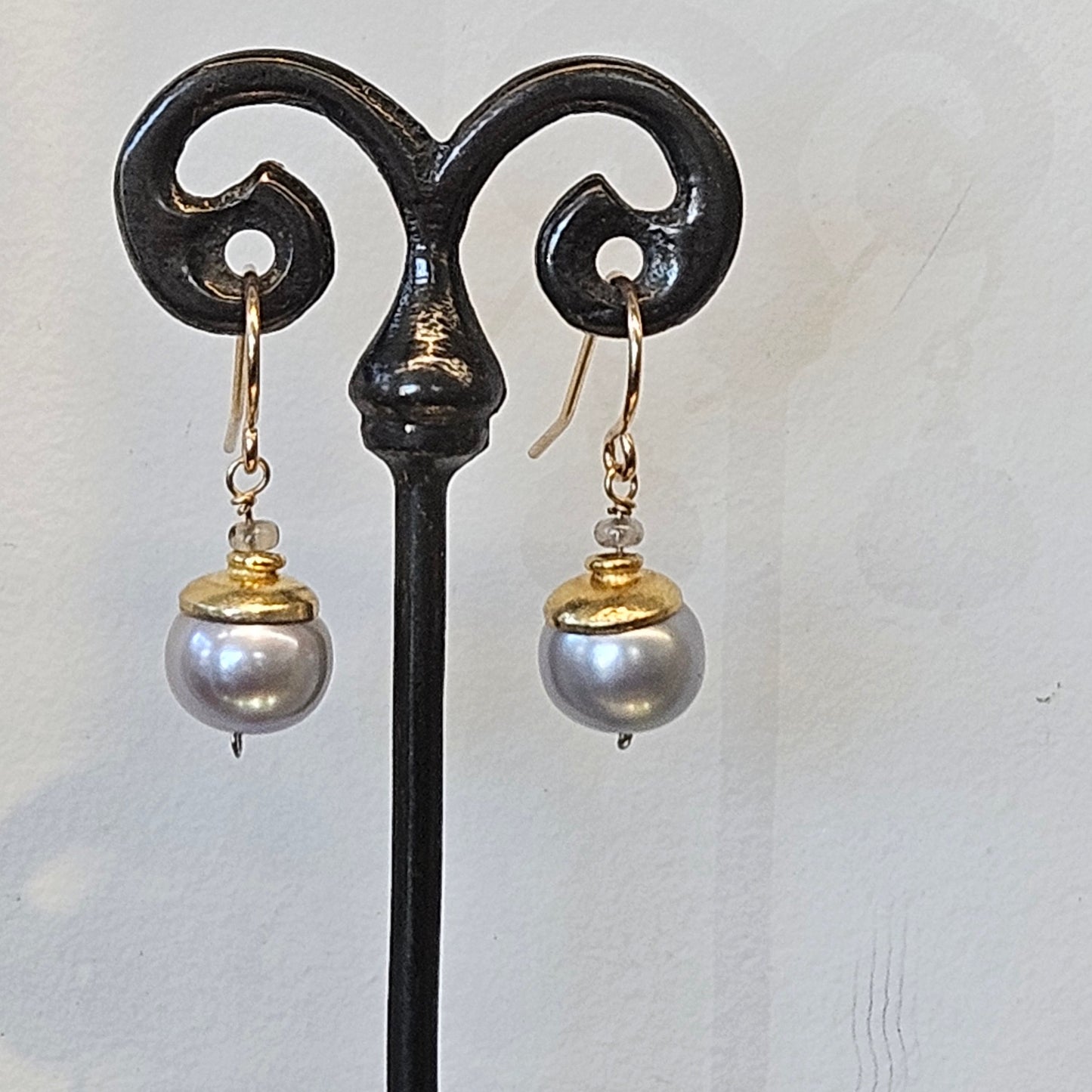 Single Pearl earrings in gold and gold-plated, handcrafted by Antiqua Jewelry