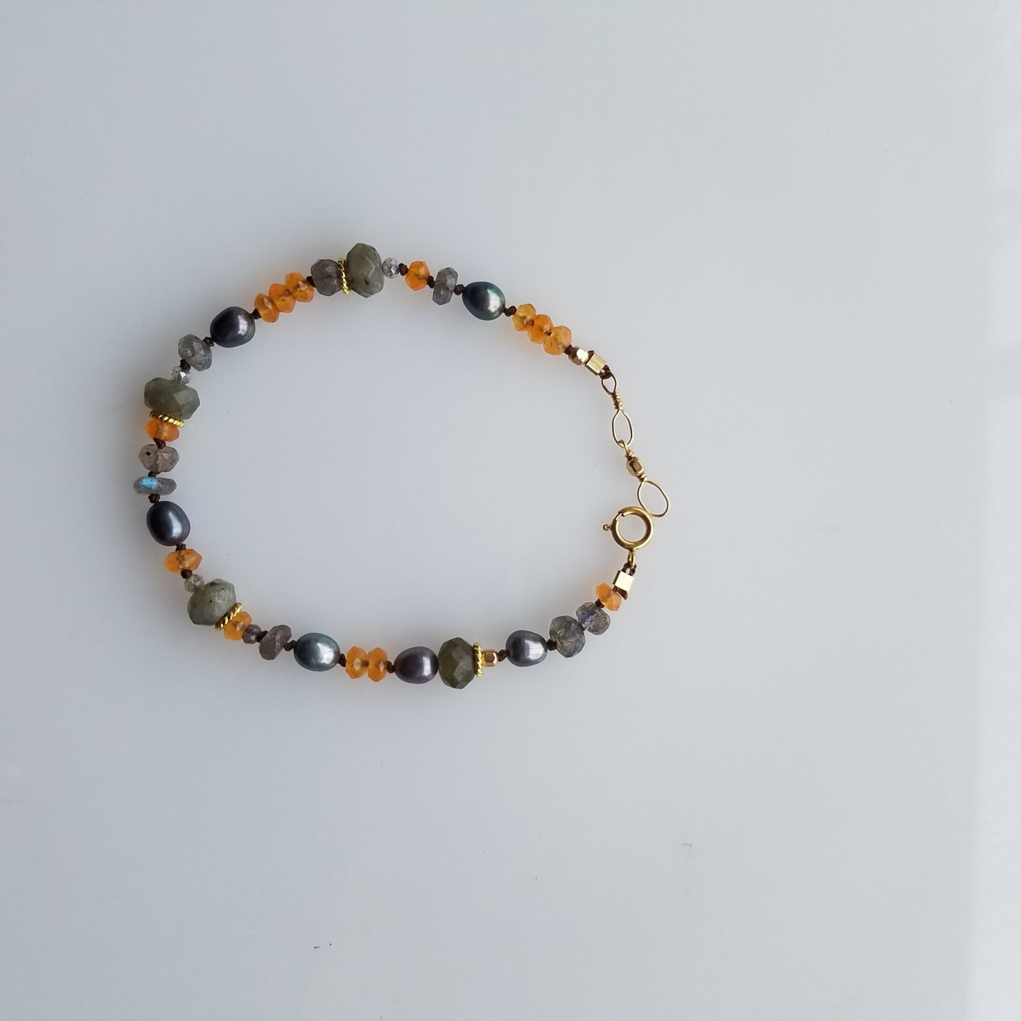 Carnilian and pearls bracelet in white, handcrafted by Antiqua Jewelry