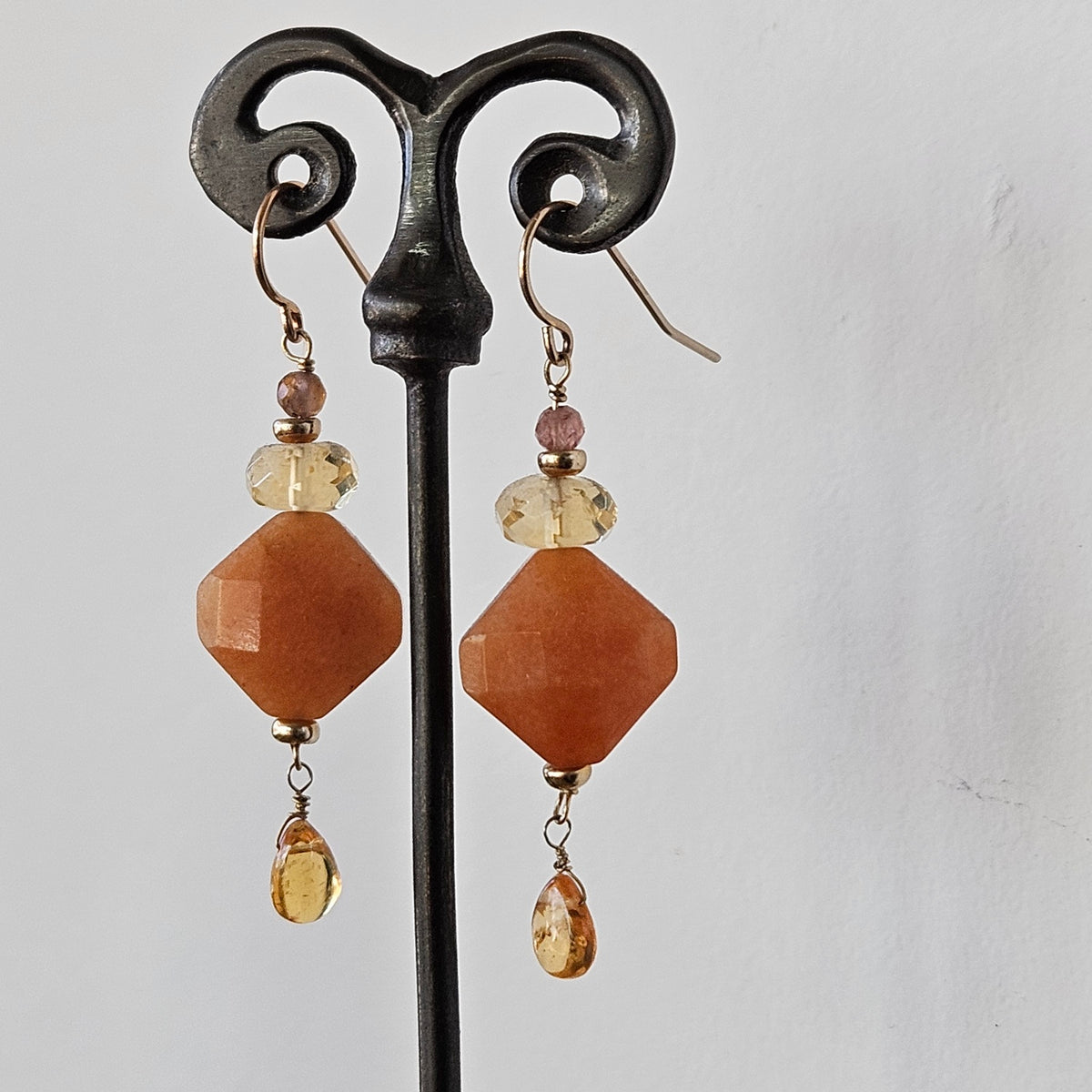 Autumn shades earrings in brown and metal, handcrafted by Antiqua Jewelry