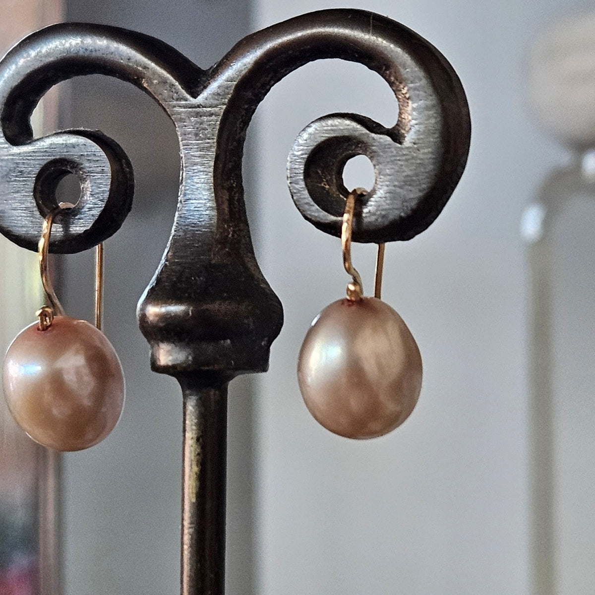 Oval pink Pearl earrings in metal, handcrafted by Antiqua Jewelry