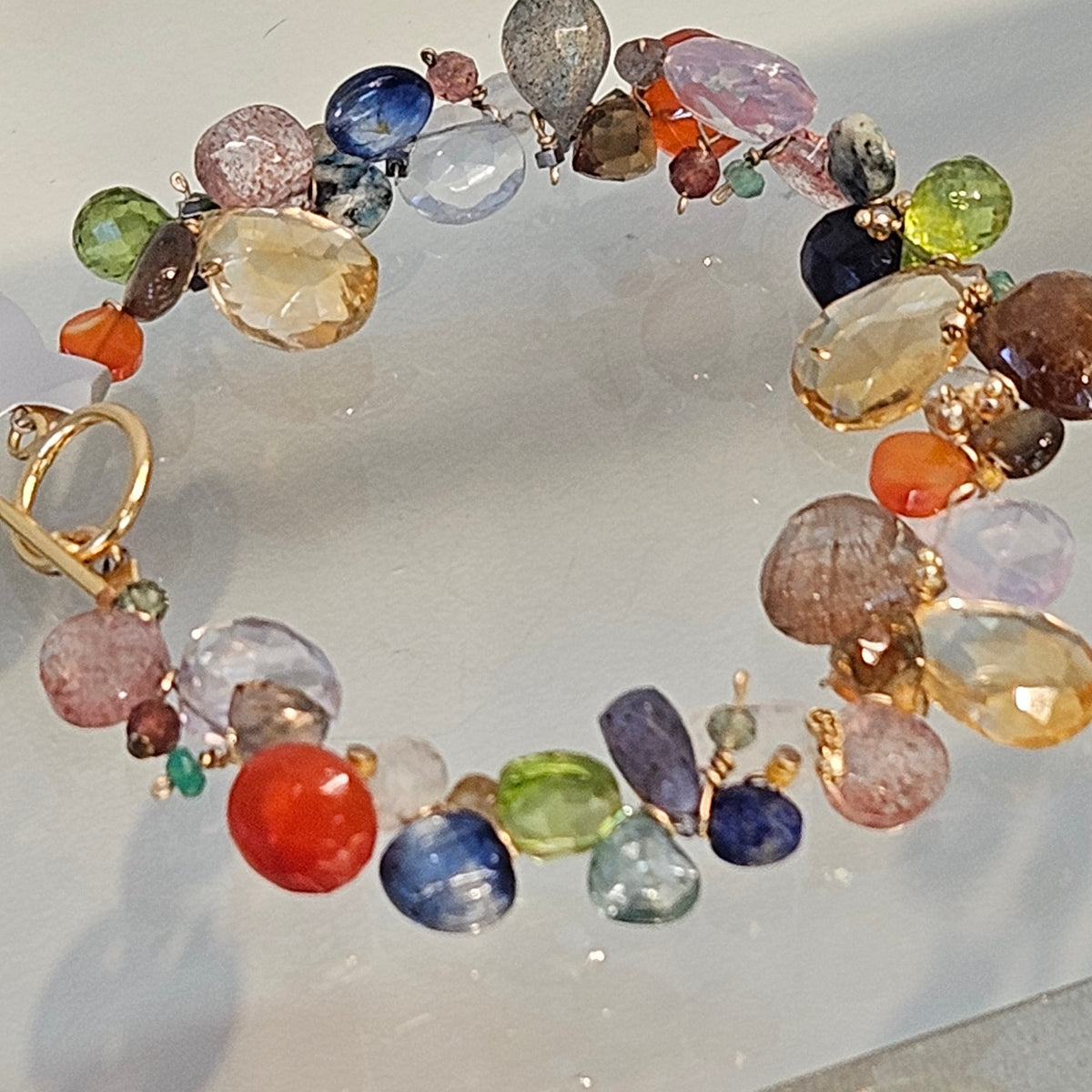 Gemming bracelet in gold-plated, handcrafted by Antiqua Jewelry