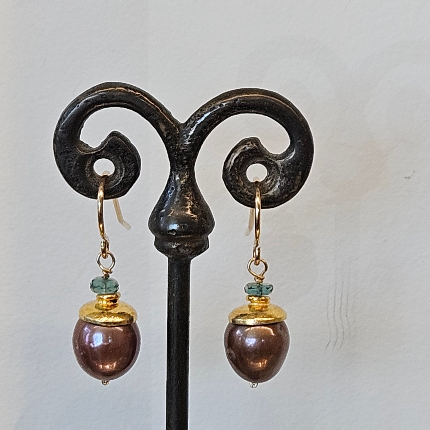 Golden earrings in bronze and copper, handcrafted by Antiqua Jewelry