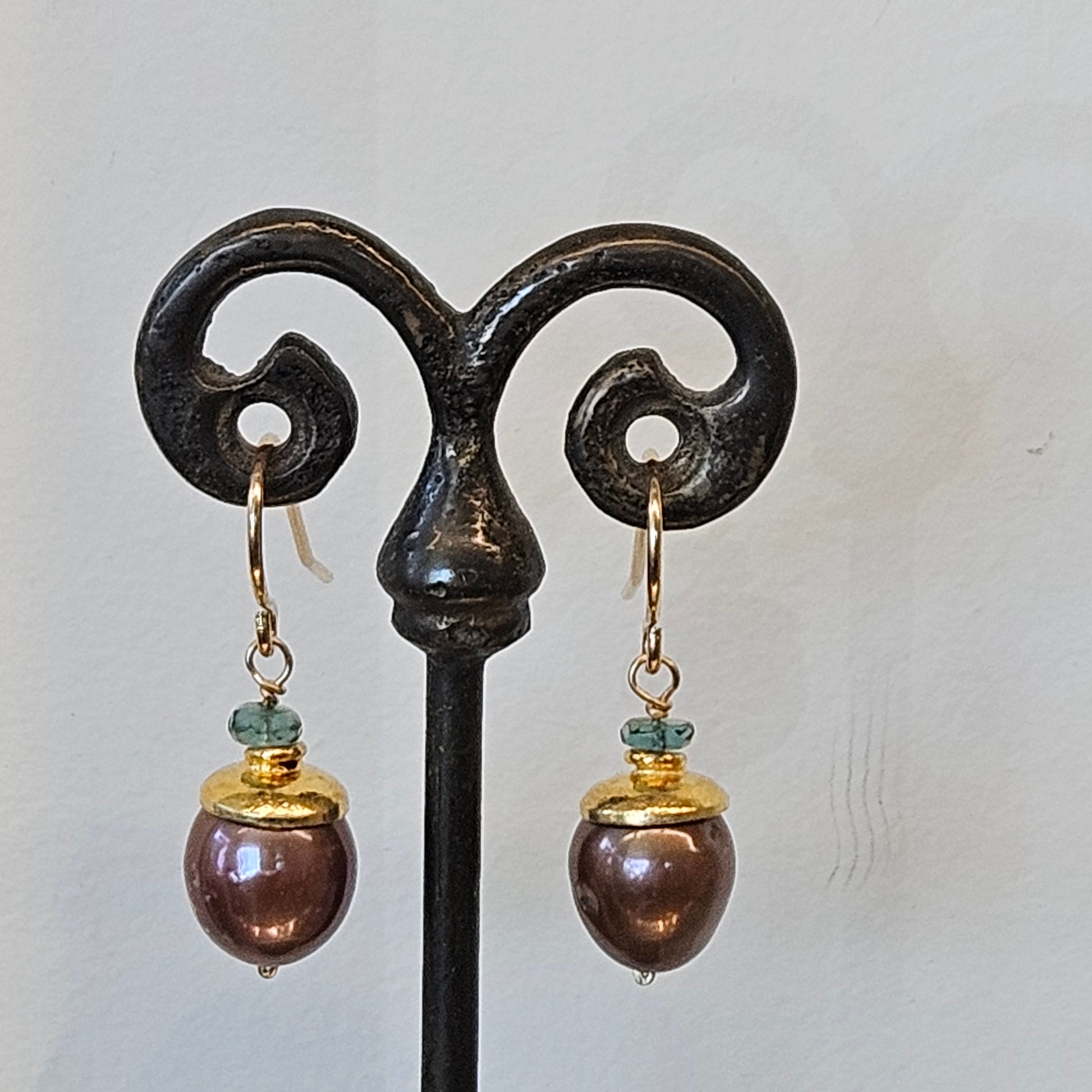 Golden earrings in bronze and copper, handcrafted by Antiqua Jewelry