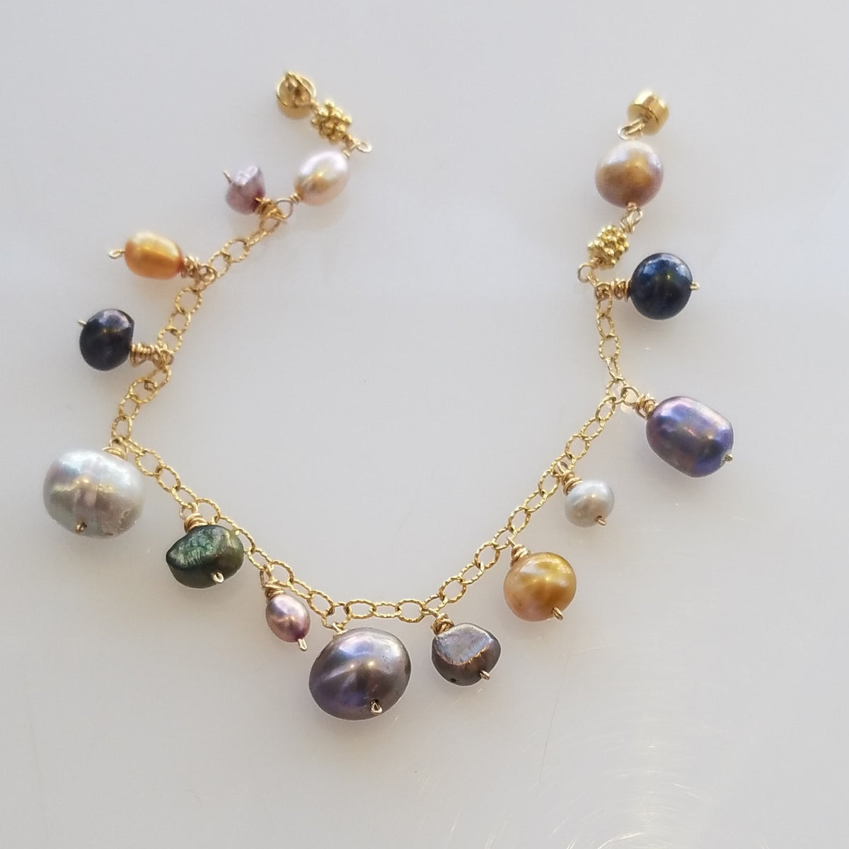 Bracelet with Pearls in white, handcrafted by Antiqua Jewelry