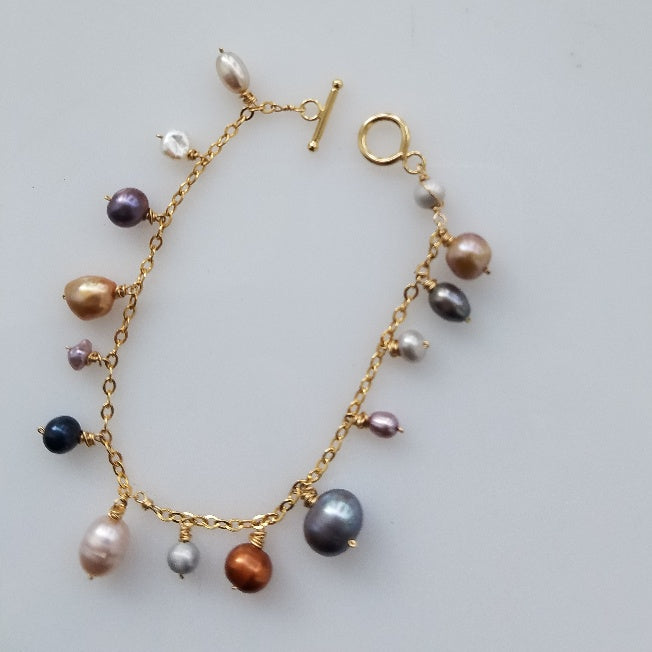 A charming Pearl bracelet in white, handcrafted by Antiqua Jewelry