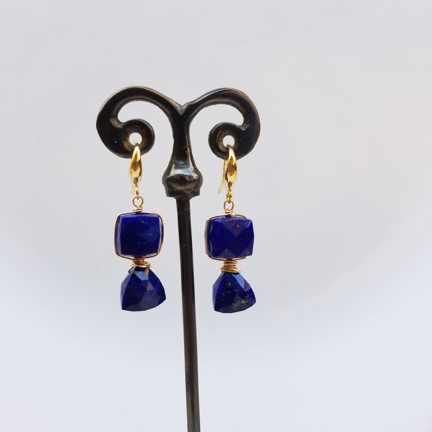 The shape of Lapiz earrings, handcrafted by Antiqua Jewelry