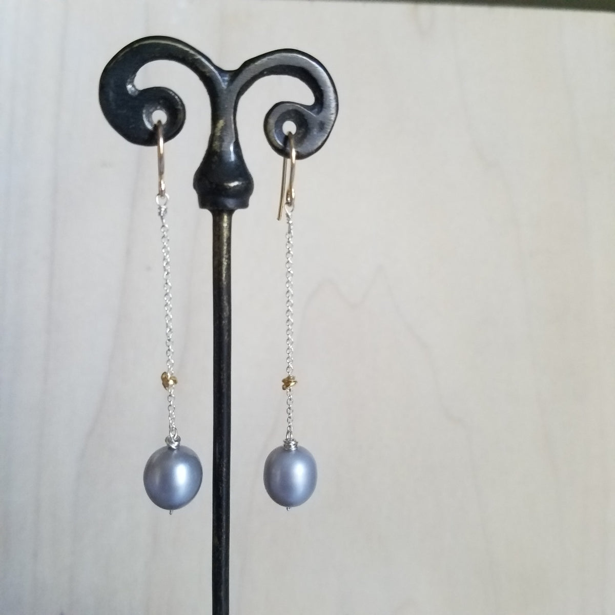 Silver pearls earrings in white, handcrafted by Antiqua Jewelry